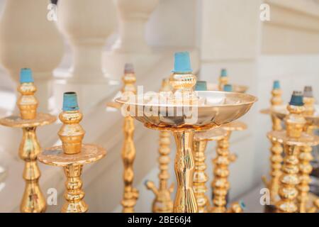 Gruppo di moderni elettrodomestici in ceramica e vetro o Shisha sul bancone del bar in legno bianco, ristorante con vista mare Foto Stock