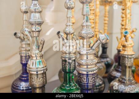 Gruppo di moderni elettrodomestici in ceramica e vetro o Shisha sul bancone del bar in legno bianco, ristorante con vista mare Foto Stock