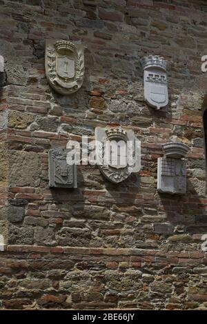 Pieve di San Donato in Polenta. Bertinoro, Italia. Sagrato con memoriali in onore del poeta Giosuè Carducci Foto Stock