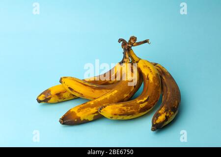 Banane mature su sfondo blu. Frutti tropicali maturi, cibo ancora vita concetto. Foto Stock