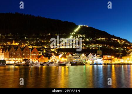 Città di Bergen in Norvegia, bella zona storica di Bryggen con vista sul monte Floyen nella prima mattina di dicembre, foto esposizione lunga Foto Stock