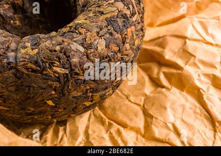 Cinese pigiato PU-erh tè su carta da imballaggio, primo piano Foto Stock