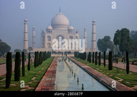 Taj Mahal di mattina presto per, Agra, Uttar Pradesh, India. Esso fu costruito nel 1632 dall'imperatore Shah Jahan come memoriale per la sua seconda moglie Mumtaz Mahal. Foto Stock