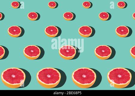 Modello senza cuciture con frutta. Sfondo tropicale astratto blu con kiwi e greapfruit con copyspace Foto Stock
