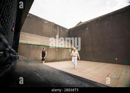 Uomini che giocano a tennis nel più antico campo da tennis del mondo, risalente al 1539, al Falkland Palace, un castello rinascimentale risalente al 12 ° secolo, w Foto Stock