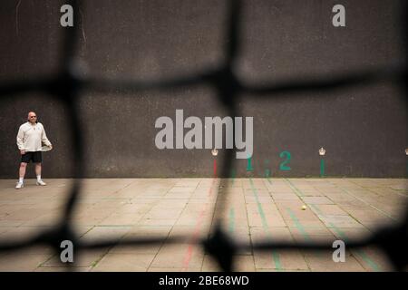 Uomini che giocano a tennis nel più antico campo da tennis del mondo, risalente al 1539, al Falkland Palace, un castello rinascimentale risalente al 12 ° secolo, w Foto Stock