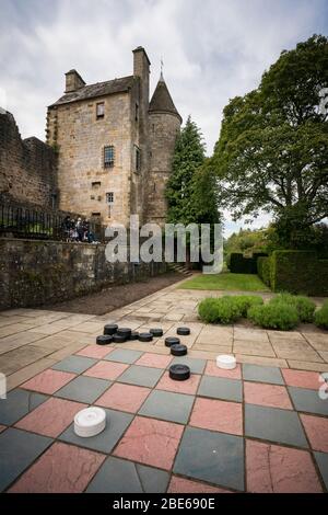 Gioco di pedine giganti nel cortile fuori Falkland Palace, un castello rinascimentale risalente al 12 ° secolo, era la preferita di Maria Regina di scozzesi w Foto Stock