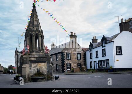 Bruce Fountain, luogo della scena famosa serie tv Outlander quando il fantasma di Jaime guarda Claire nella finestra adiacente inn, Falkland, Fife, Scozia, UK, E. Foto Stock