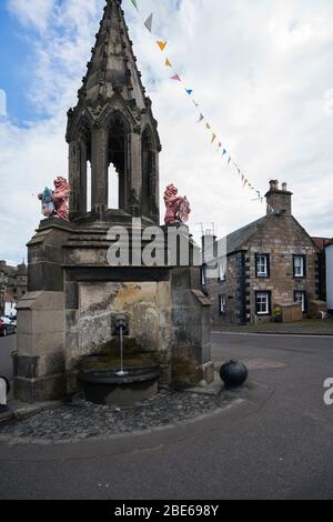 Bruce Fountain, luogo della scena famosa serie tv Outlander quando il fantasma di Jaime guarda Claire nella finestra adiacente inn, Falkland, Fife, Scozia, UK, E. Foto Stock