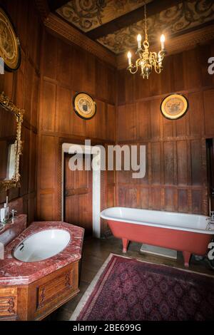 Bagno con pannelli in legno con lavandino in marmo e vasca con piedini a zampa d'artiglio, Falkland Castle, casa di Mary Queen of Scots, Falkland, Fife, Scozia, Regno Unito Foto Stock