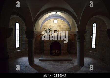 Pieve di San Donato in Polenta. Bertinoro, Italia. Cripta romanica interno. Punto di vista centrale. Foto Stock