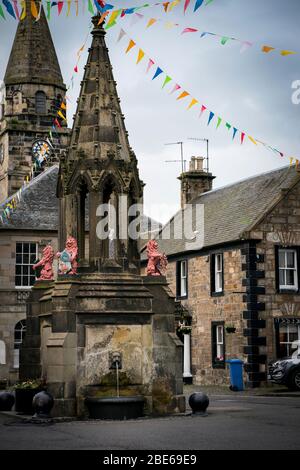 Bruce Fountain con le bandiere colorate festive sopra di esso, luogo della scena famosa serie tv Outlander quando il fantasma di Jaime guarda Claire nella locanda adiacente vincere Foto Stock