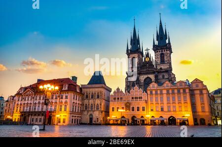 Tempio Tynsky sulla piazza illuminata della Città Vecchia di Praga all'alba Foto Stock