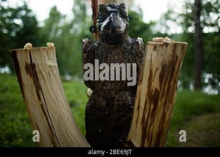 Bellissimo totem Raven in legno in Russia. Totem slavo. Foto Stock