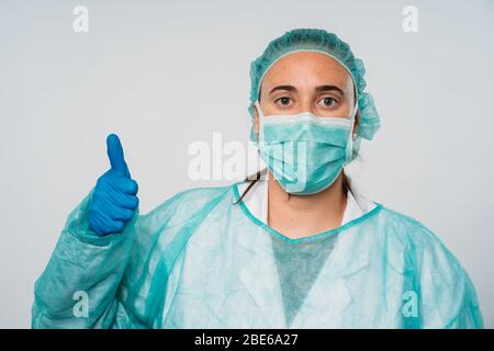 Medico gesto fino fiducia lasciare il paziente per focolaio COVID-19. Medico in laboratorio per la prevenzione della pandemia a Wuhan Cina. Scienziato in biol Foto Stock