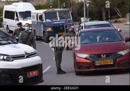 Gerusalemme, Israele. 12 aprile 2020. La polizia di frontiera israeliana indossa maschere e guanti, come protezione contro il coronavirus, mentre impone le restrizioni di viaggio, a Gerusalemme, domenica 12 aprile 2020. Il governo israeliano ha dispiegato una polizia del 1,000 per imporre una chiusura completa dei quartieri religiosi ebrei con il più alto tasso di coronavirus a Gerusalemme. Secondo il Ministero della Salute circa il 75% degli infetti a Gerusalemme vive nei quartieri ultra-ortodossi. Foto di Debbie Hill/UPI Credit: UPI/Alamy Live News Foto Stock