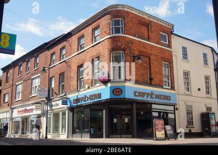 Il quartiere dello shopping con Cafe NERO quasi vuoto durante il blocco del coronavirus a BOSTON nel Lincolnshire, Foto Stock