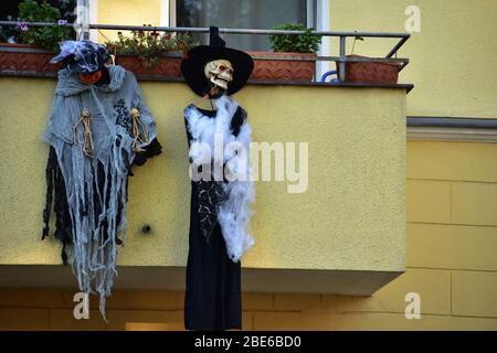 Decorazione a scheletro di Halloween su edificio di appartamenti a Steglitz Berlino Foto Stock