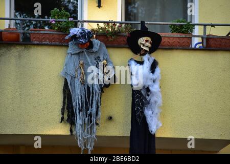 Decorazione a scheletro di Halloween su edificio di appartamenti a Steglitz Berlino Foto Stock