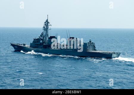 Il Giappone Maritime Self-Defense Force Destroyer JS Akebono, in basso, durante la pattuglia di routine con la nave ammiraglia della marina statunitense, nave d'assalto anfibio di classe americana USS America 10 aprile 2020 nel Mare della Cina Orientale. Foto Stock