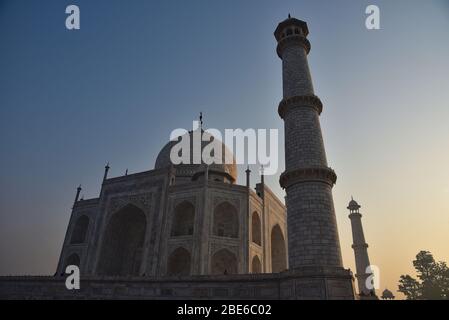 Dawn al Taj Mahal. Il mausoleo di marmo bianco-avorio ha impiegato 12 anni per la costruzione ed è stato completato nel 1643, Agra, India centrale, Asia. Foto Stock