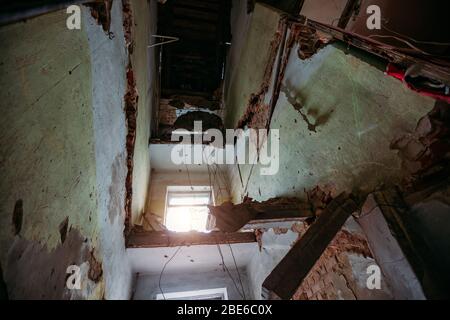 Interno della casa abbandonata crollata. Foto Stock