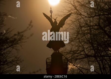 Berlino, Germania. 12 aprile 2020. Il sole tramonta dietro la colonna della Vittoria. Credit: DPA-Zb-Zentralbild/dpa/Alamy Live News Foto Stock