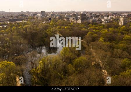 Berlino, Germania. 12 aprile 2020. Alberi colorati si possono vedere nel Tiergarten (vista aerea con drone) Credit: Paul Zinken/dpa-zb-Zentralbild/dpa/Alamy Live News Foto Stock