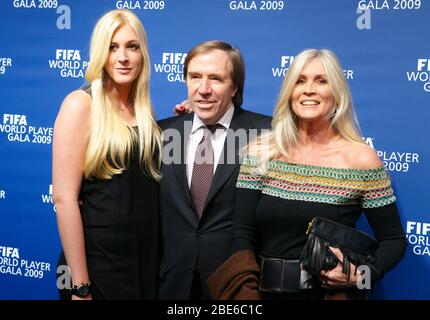 Zurigo, Svizzera. 21 dicembre 2009. Zurigo, Svizzera - 21 dicembre 2009: Il miglior premio FIFA Football Awards/FIFA World Player Gala con Guenter Netzer, moglie Elvira e figlia Alana. Günter, Guenther, Günther, Gunter, Fussball, Calcio, | utilizzo nel mondo credito: dpa/Alamy Live News Foto Stock