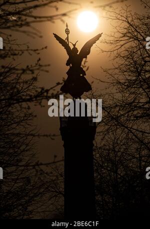 Berlino, Germania. 12 aprile 2020. Il sole tramonta dietro la colonna della Vittoria. Credit: DPA-Zb-Zentralbild/dpa/Alamy Live News Foto Stock