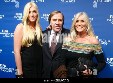 Zurigo, Svizzera. 21 dicembre 2009. Zurigo, Svizzera - 21 dicembre 2009: Il miglior premio FIFA Football Awards/FIFA World Player Gala con Guenter Netzer, moglie Elvira e figlia Alana. Günter, Guenther, Günther, Gunter, Fussball, Calcio, | utilizzo nel mondo credito: dpa/Alamy Live News Foto Stock