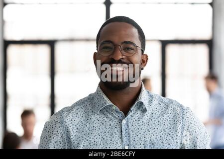 Ritratto di sorridente dipendente afroamericano che posa in ufficio Foto Stock