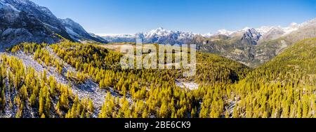 Valmalenco (IT) - antenna autunnale panoramica dall'Alpe Prabello Foto Stock