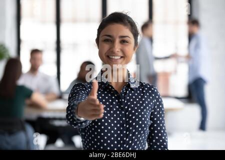 Sorridente reclutere indiano stretch mano accogliendo nuovo dipendente Foto Stock