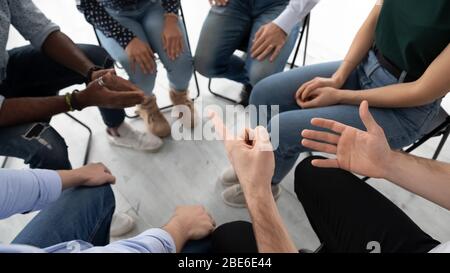 Vista dall'alto di persone diverse partecipare a una sessione di gruppo Foto Stock