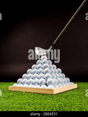 Piramide di palle da golf in un campo di guida, immagine verticale Foto Stock