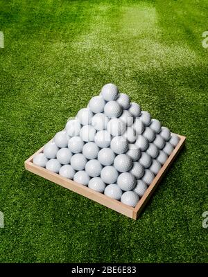 Piramide di palle da golf in un campo pratica, vista dall'alto, immagine verticale Foto Stock