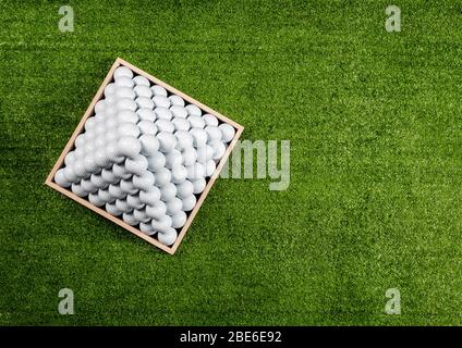 Piramide di palle da golf in un campo pratica, vista dall'alto, immagine orizzontale Foto Stock