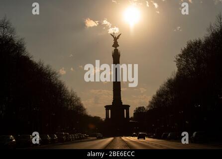 Berlino, Germania. 12 aprile 2020. Il sole tramonta dietro la colonna della Vittoria. Credit: DPA-Zb-Zentralbild/dpa/Alamy Live News Foto Stock