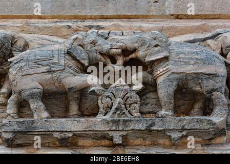 Scultura in pietra di elefanti in movimento, uno di migliaia di dettagli intricati sulle pareti esterne del Tempio di Jagdish ornato, Udaipur, India, Asia. Foto Stock