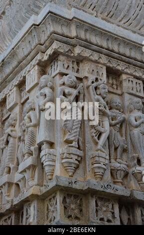 Statuario di musicisti danzanti femmina scolpito nelle pareti del Tempio di Jagdish di Vishnu, Udaipur, Rajasthan, India, Asia. Foto Stock