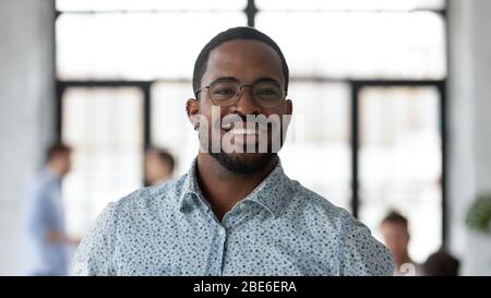 Ritratto headshot di imprenditore afro-americano in posa in ufficio Foto Stock
