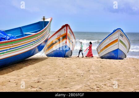 barche da pesca e persone a chavakkad spiaggia kerala india Foto Stock