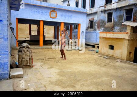 desi wrestler che pratica a varanasi utttar pradesh india Foto Stock