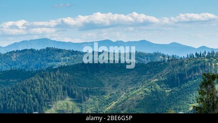 Scenario di colline inferiori di Kysucka vricovina montagne e più alte Krivanska Mala Fatra montagne da Maly Krivan a Suchy collina dalla torre panoramica sopra Z Foto Stock