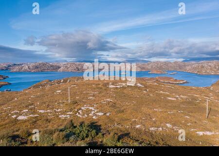 Sparare con i droni sulle isole Loch Laxford in un luminoso giorno autunnale nelle Highlands nord-occidentali della Scozia - NC500 Route Foto Stock