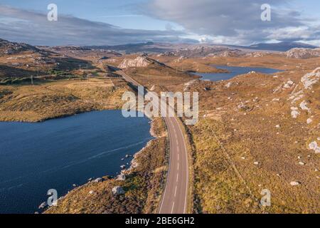 Drone di sparare su una strada838 a bright serata autunnale nel Nord Ovest Highlands della Scozia - NC500 rotta Foto Stock