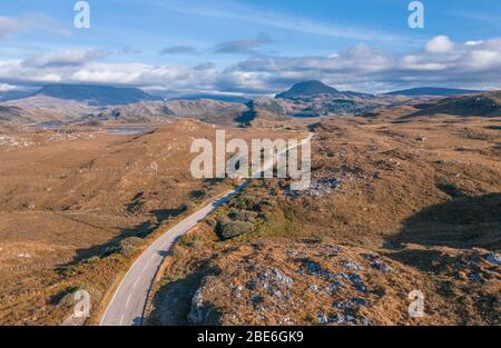 Tiro con i droni sulla strada A838 guardando verso ben Stack Mountain in una luminosa giornata autunnale nelle Highlands del Nord Ovest della Scozia - percorso NC500 Foto Stock