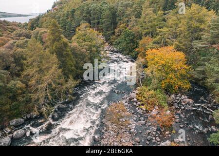 Tiro con droni sul fiume Little Gruinard all'inizio dell'autunno nelle Highlands occidentali della Scozia - percorso NC500 Foto Stock