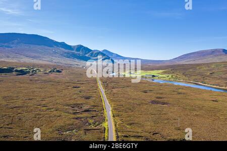 Tiro con drone sopra la A838 che conduce verso la catena montuosa di Beinn Sionnaidh lungo il fiume Dionard nel nord ovest delle Hihlands scozzesi - NC500 Route Foto Stock